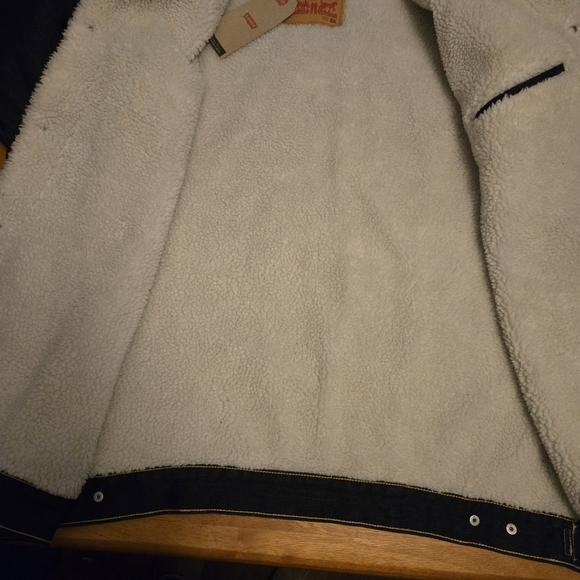 NWT Levi's Type III Sherpa Trucker Jacket in a dark wash denim. Mens 2xl - Picture 4 of 6